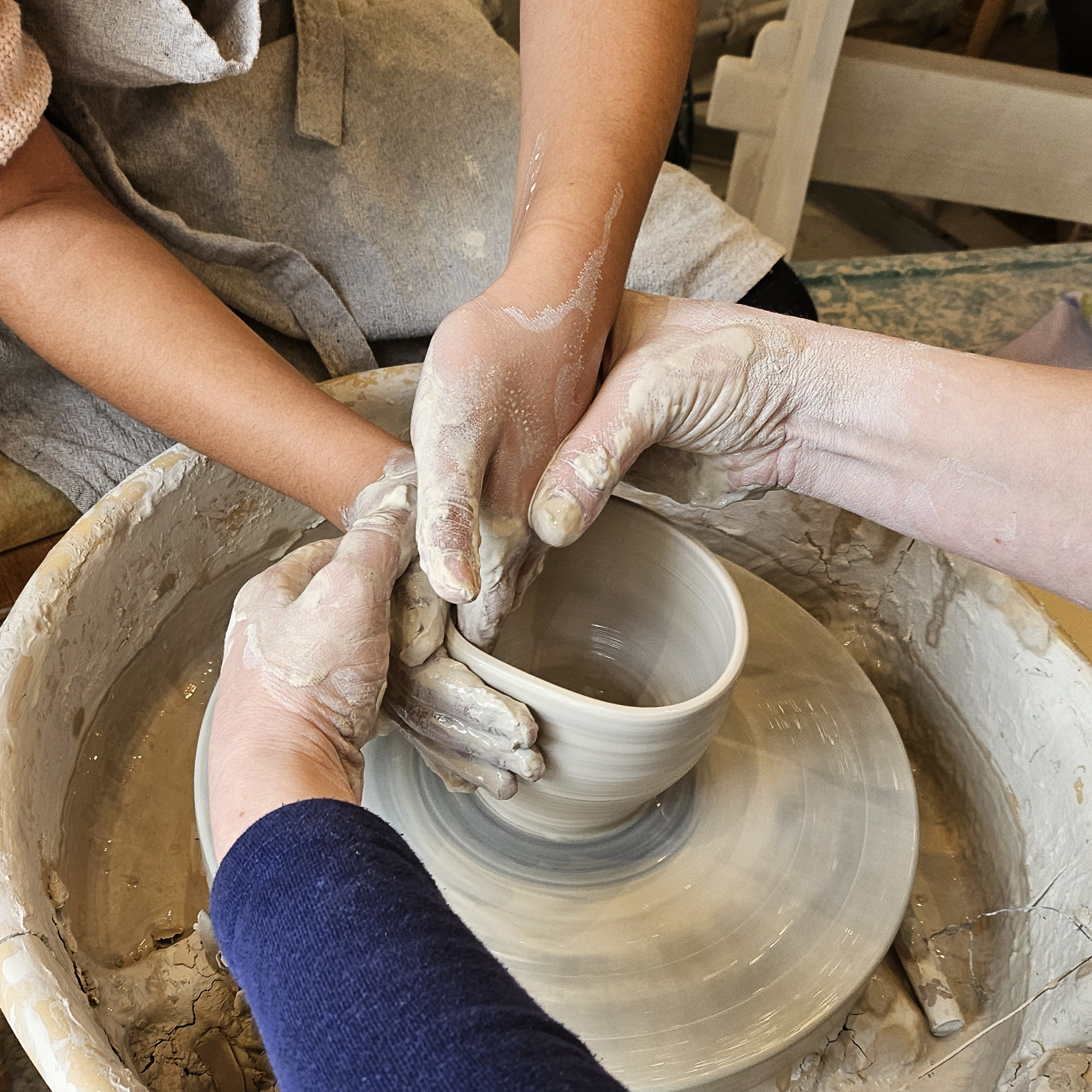 Keramikmeister führt einen Anfängerkurs durch