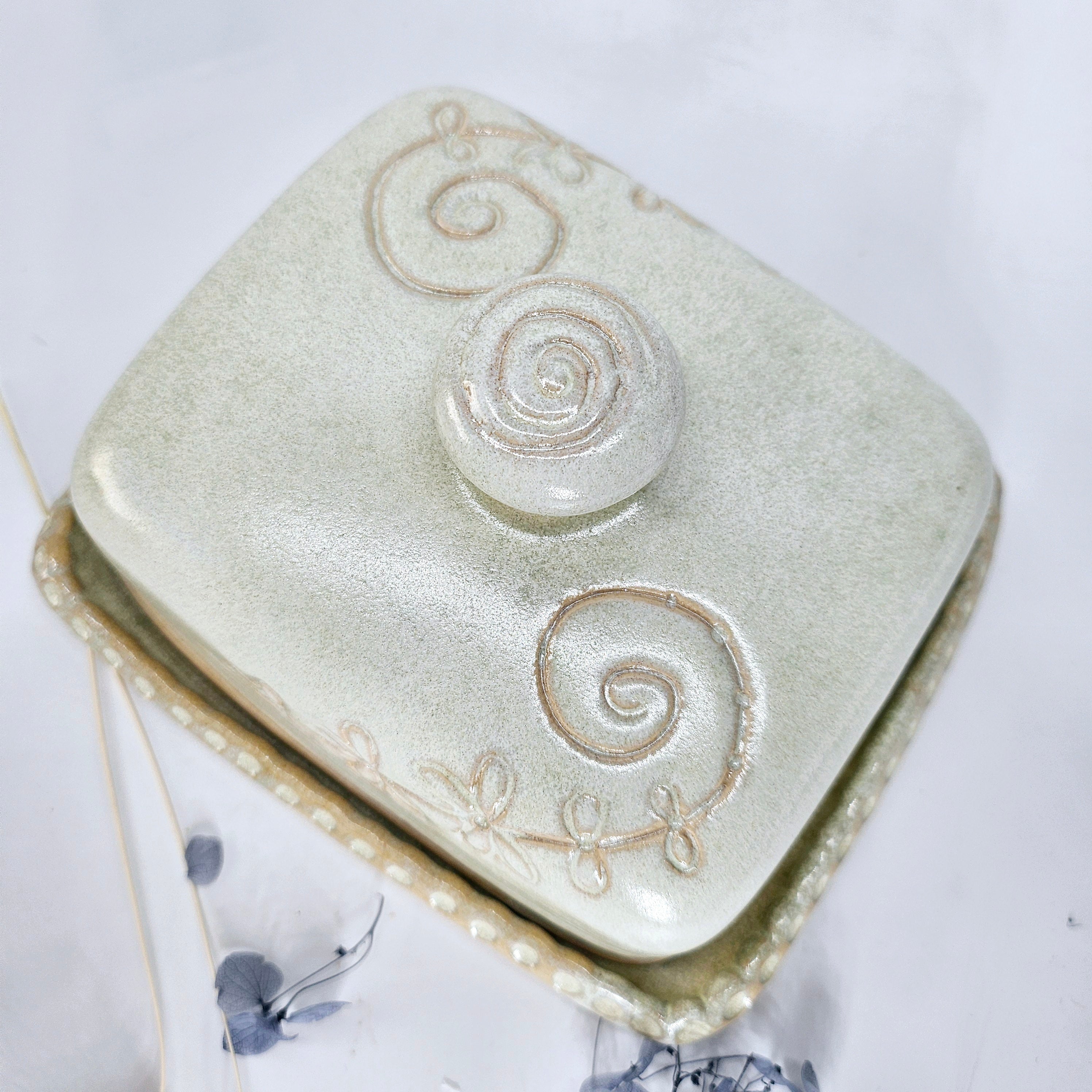 InnovaTON Butterdose Creme/Beige – Ein Kunstwerk für Ihre Küche