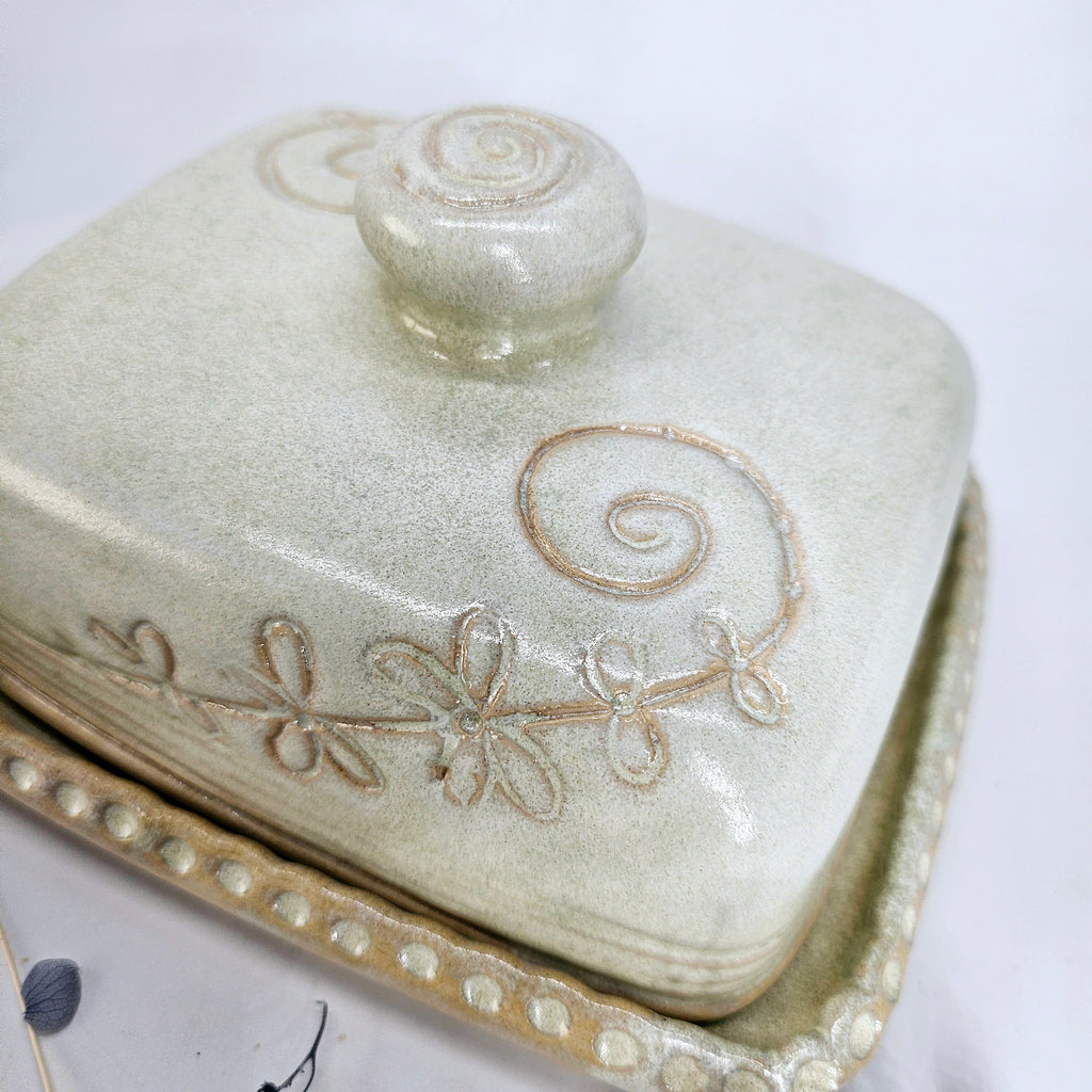 InnovaTON Butterdose Creme/Beige – Ein Kunstwerk für Ihre Küche