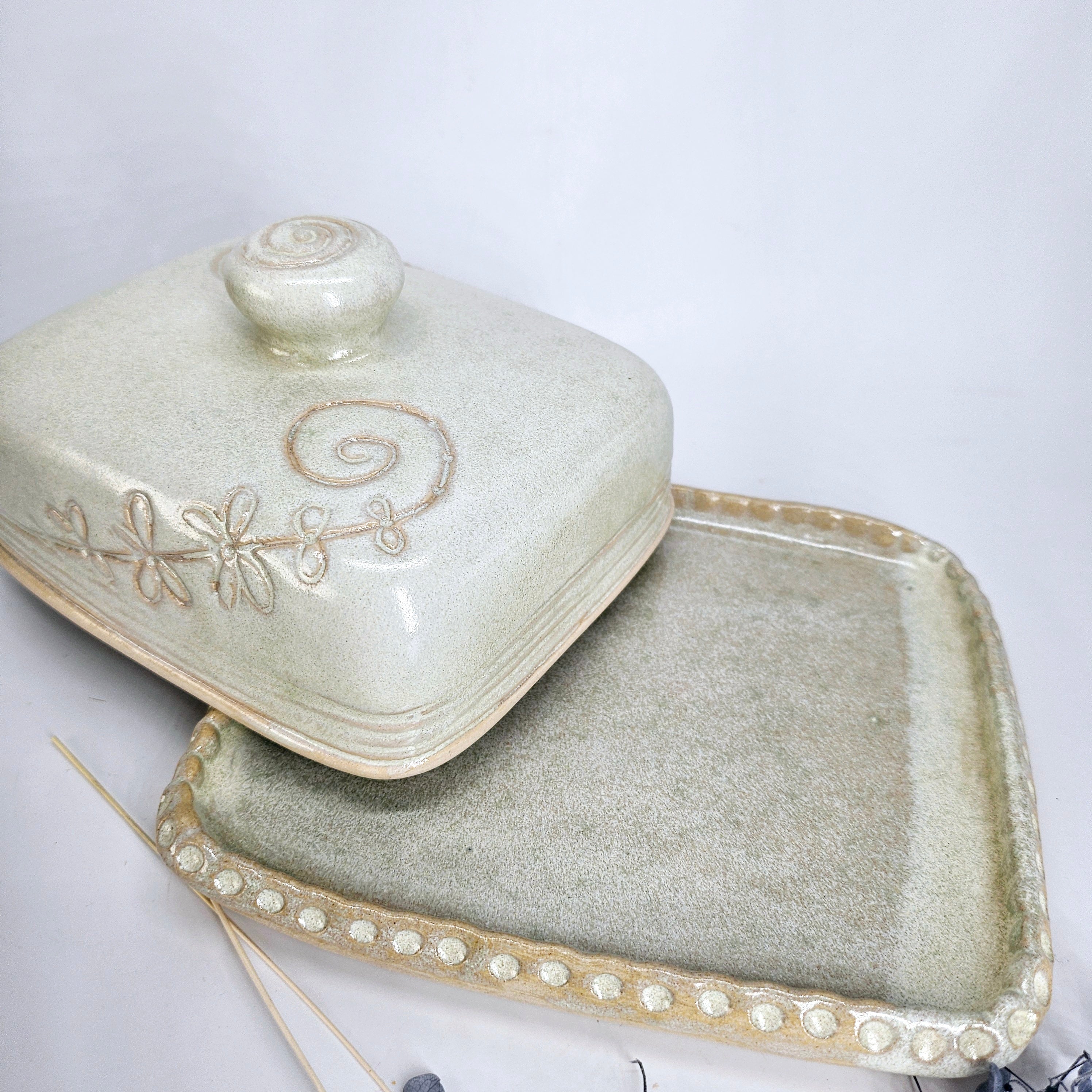 InnovaTON Butterdose Creme/Beige – Ein Kunstwerk für Ihre Küche