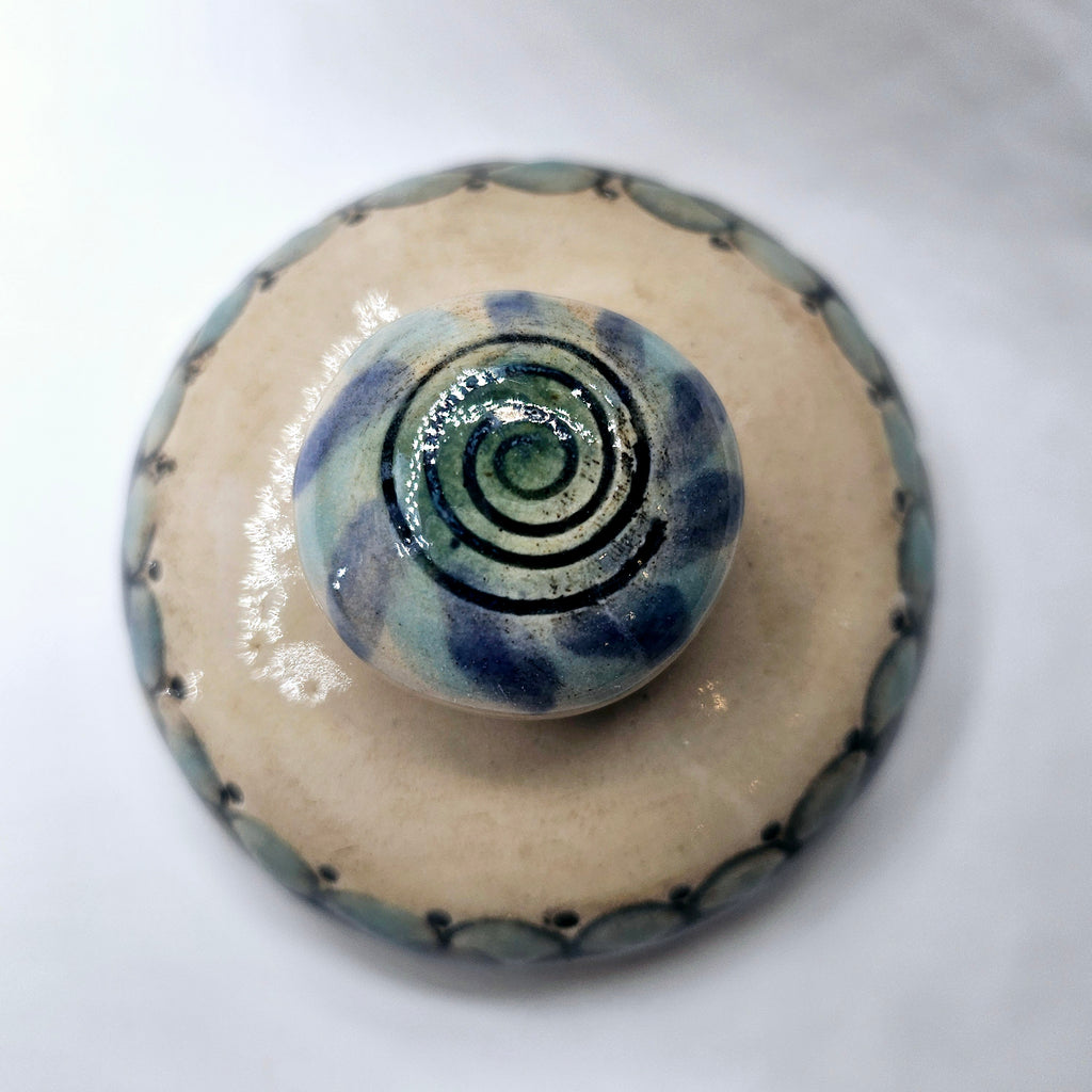 TradiTON Kanne mit Deckel - bunt handgraviert im historischen Design