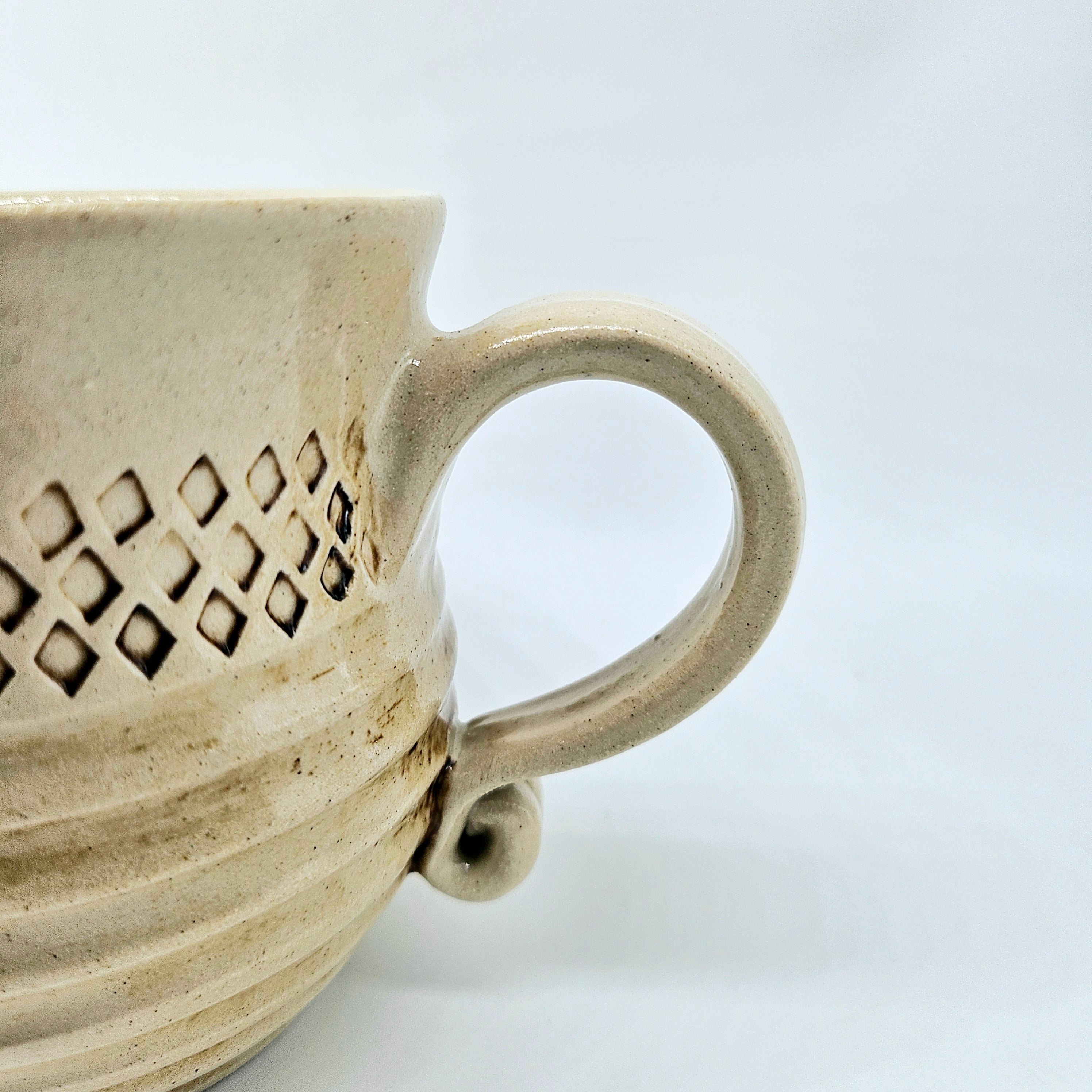 TradiTon Bauchtasse mit Stempeldekor