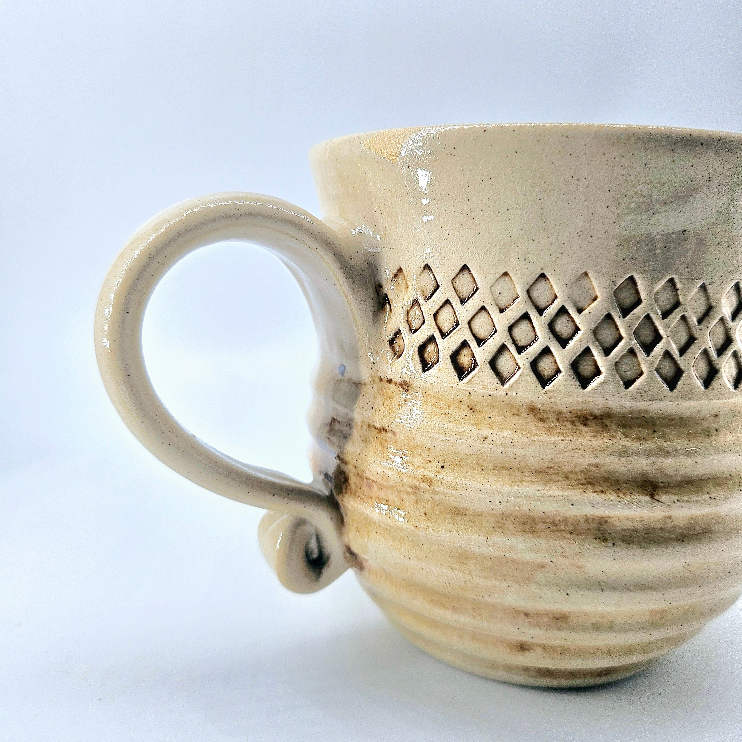 TradiTon Bauchtasse mit Stempeldekor