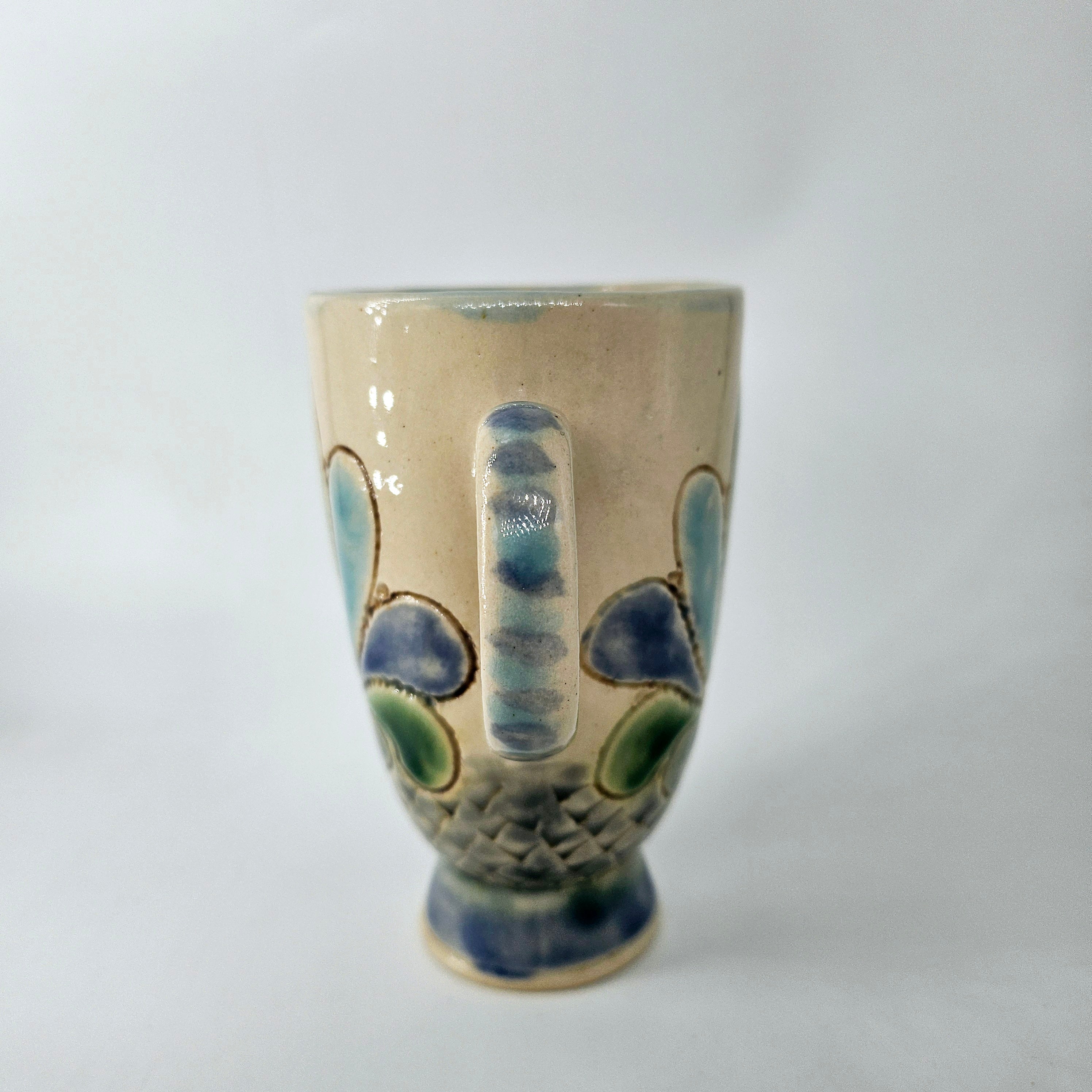 TradiTON Tasse handgraviert mit Palmetten und Fischschuppen