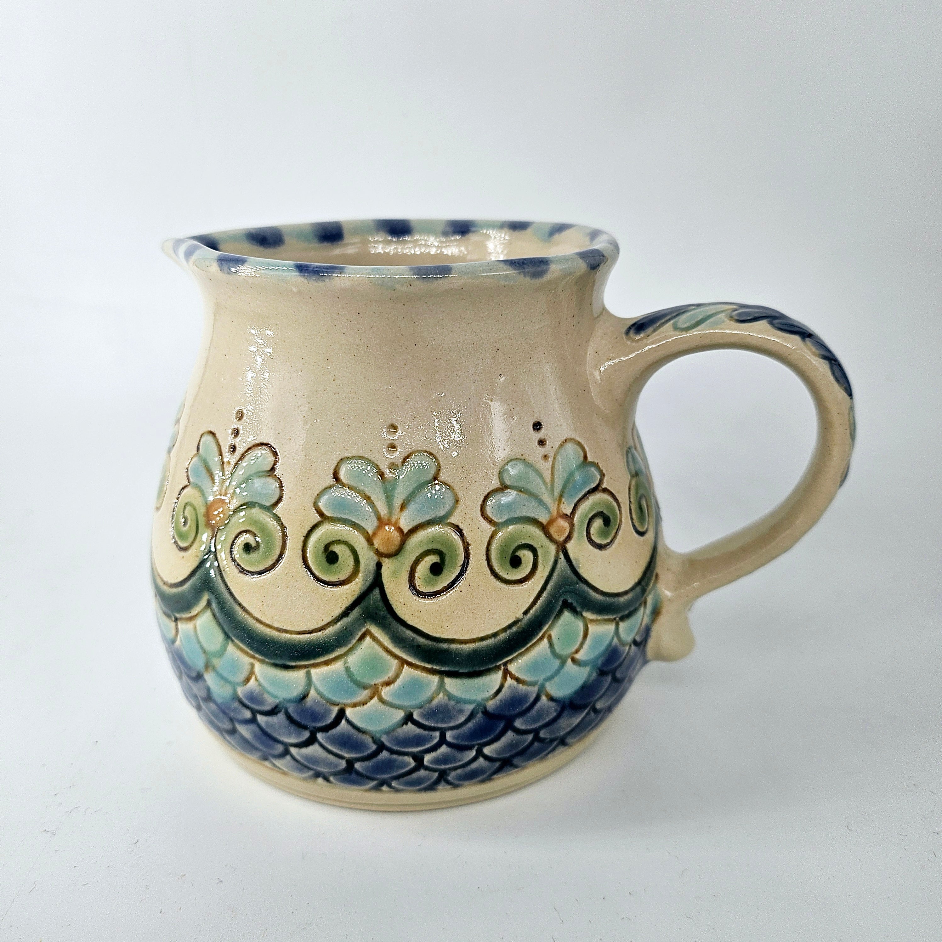 TradiTON Milchkrug mit historischem Dekor bestehend aus Palmetten und Fischschuppen