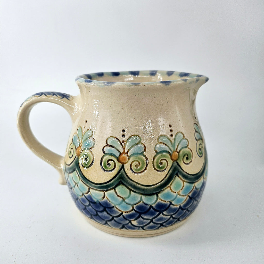 TradiTON Milchkrug mit historischem Dekor bestehend aus Palmetten und Fischschuppen