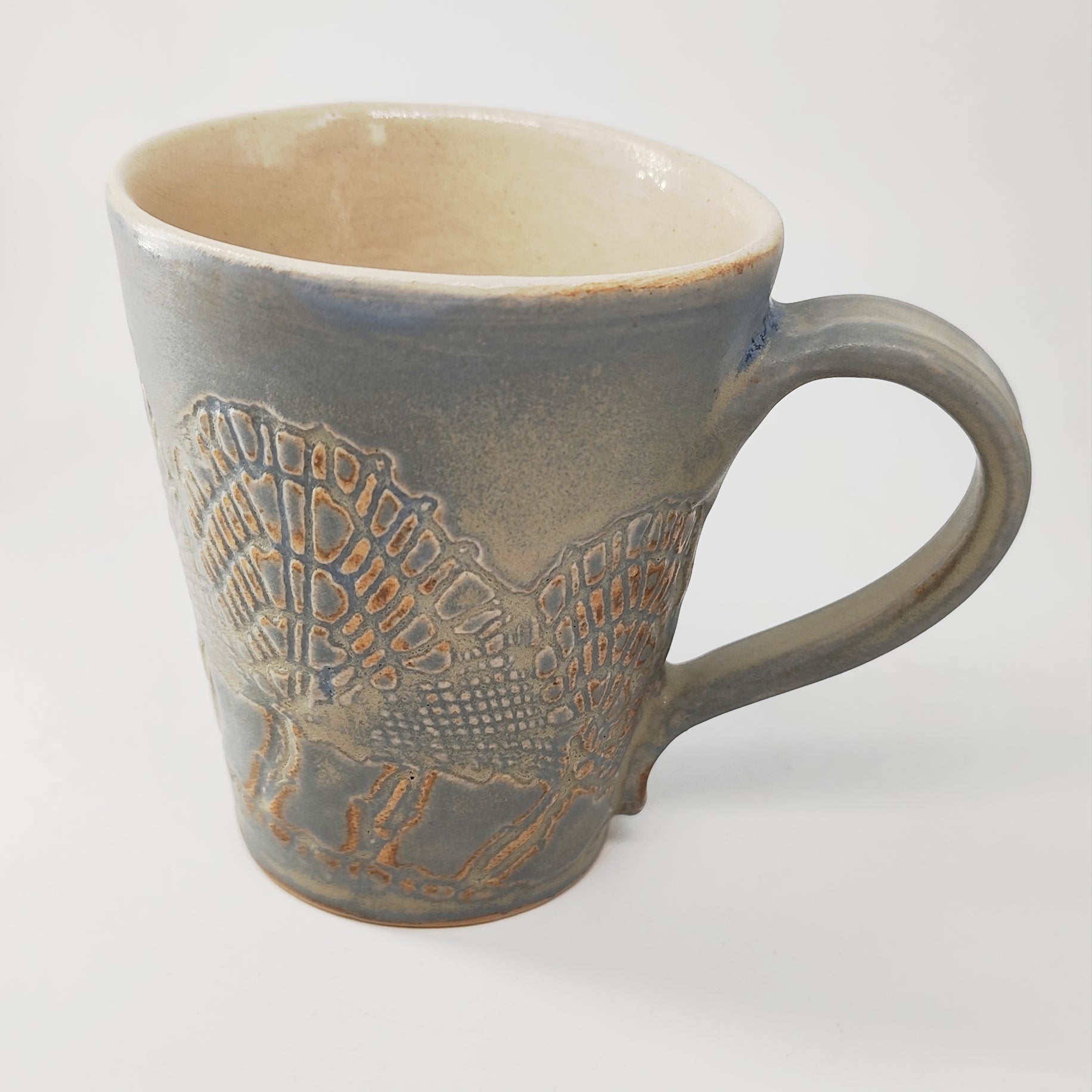 InspiraTon Tasse handgemacht mit Klöppelspitzen Dekor