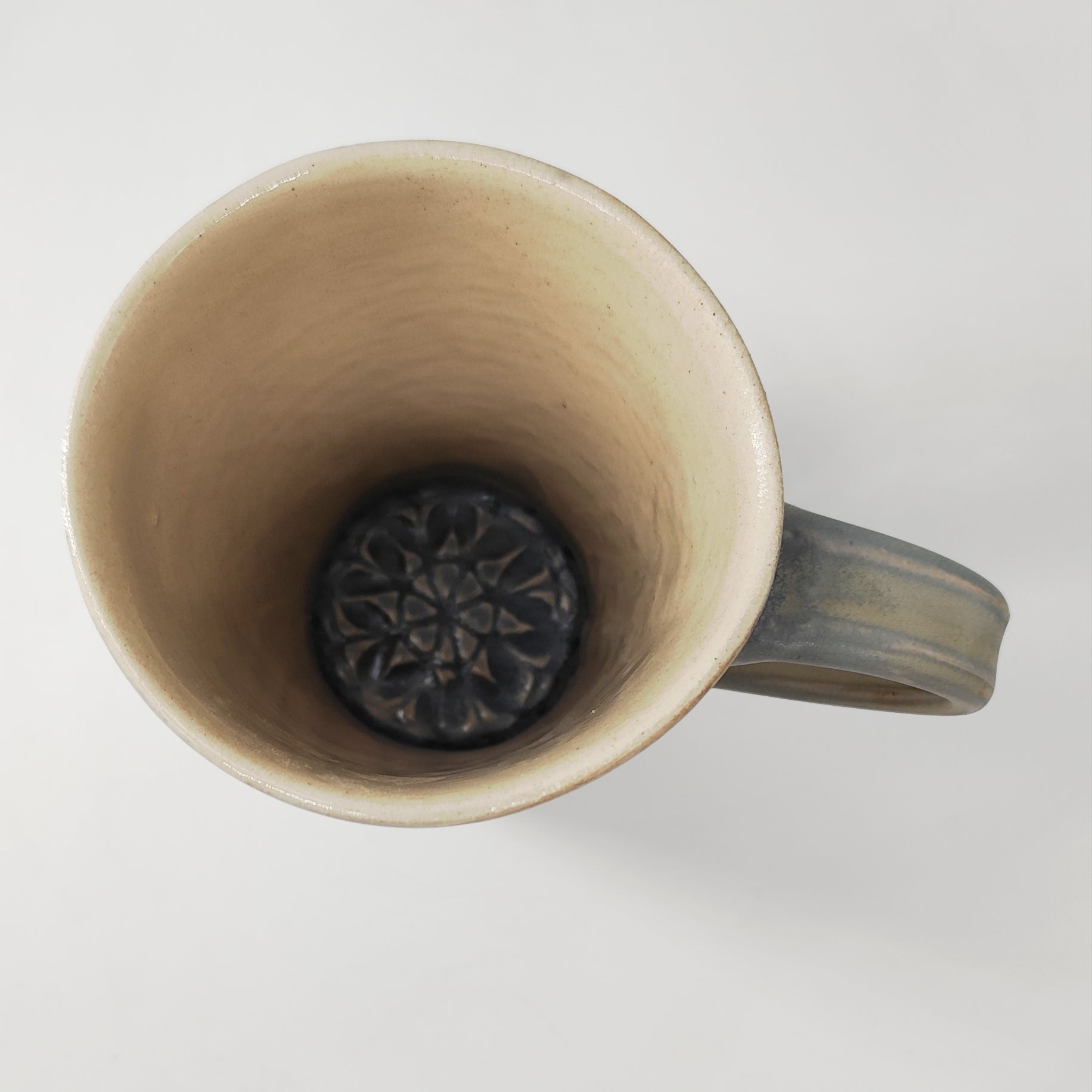 InspiraTon Tasse handgemacht mit Klöppelspitzen Dekor