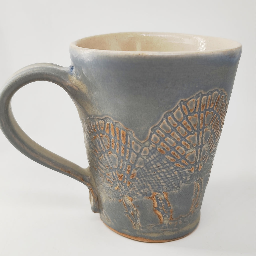 InspiraTon Tasse handgemacht mit Klöppelspitzen Dekor