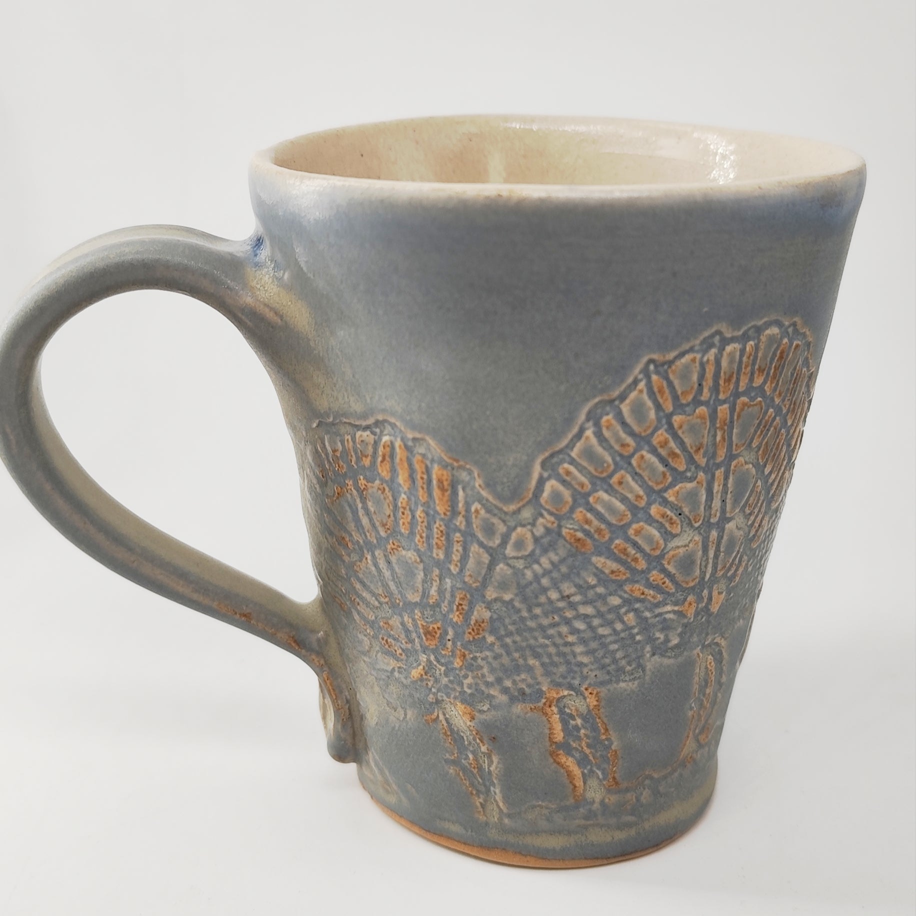 InspiraTon Tasse handgemacht mit Klöppelspitzen Dekor