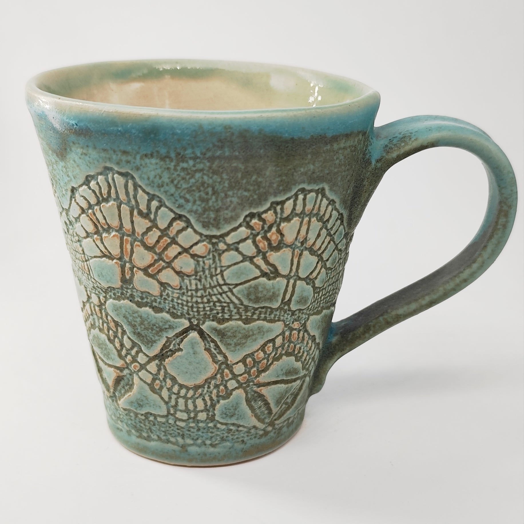 InspiraTon Tasse handgemacht mit Klöppelspitzen Dekor