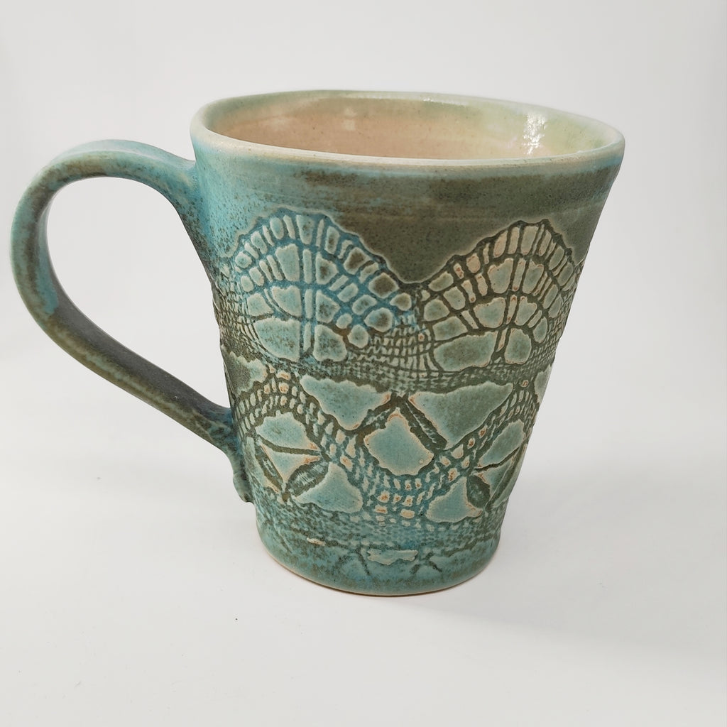 InspiraTon Tasse handgemacht mit Klöppelspitzen Dekor