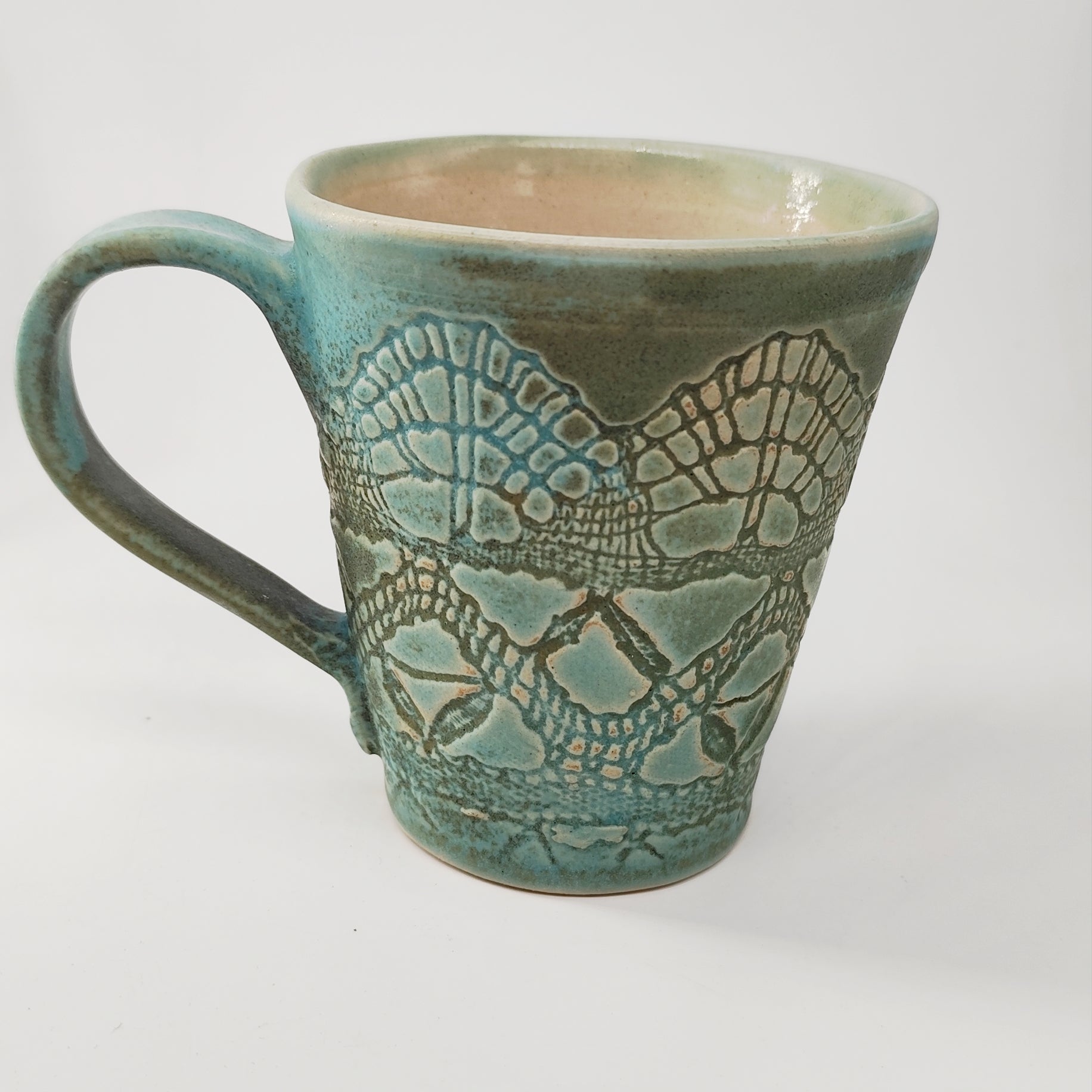 InspiraTon Tasse handgemacht mit Klöppelspitzen Dekor