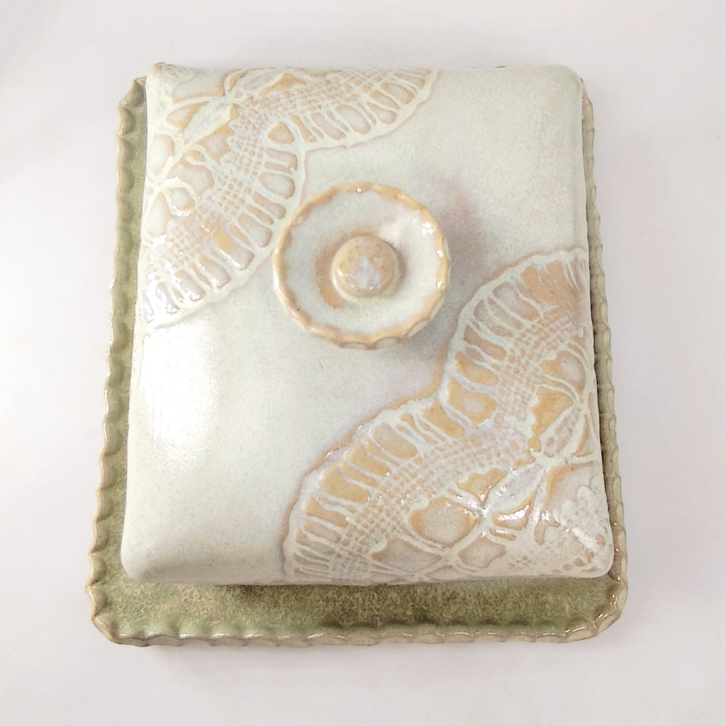 InspiraTon Butterdose eckig handgemacht mit Klöppelspitze Dekor