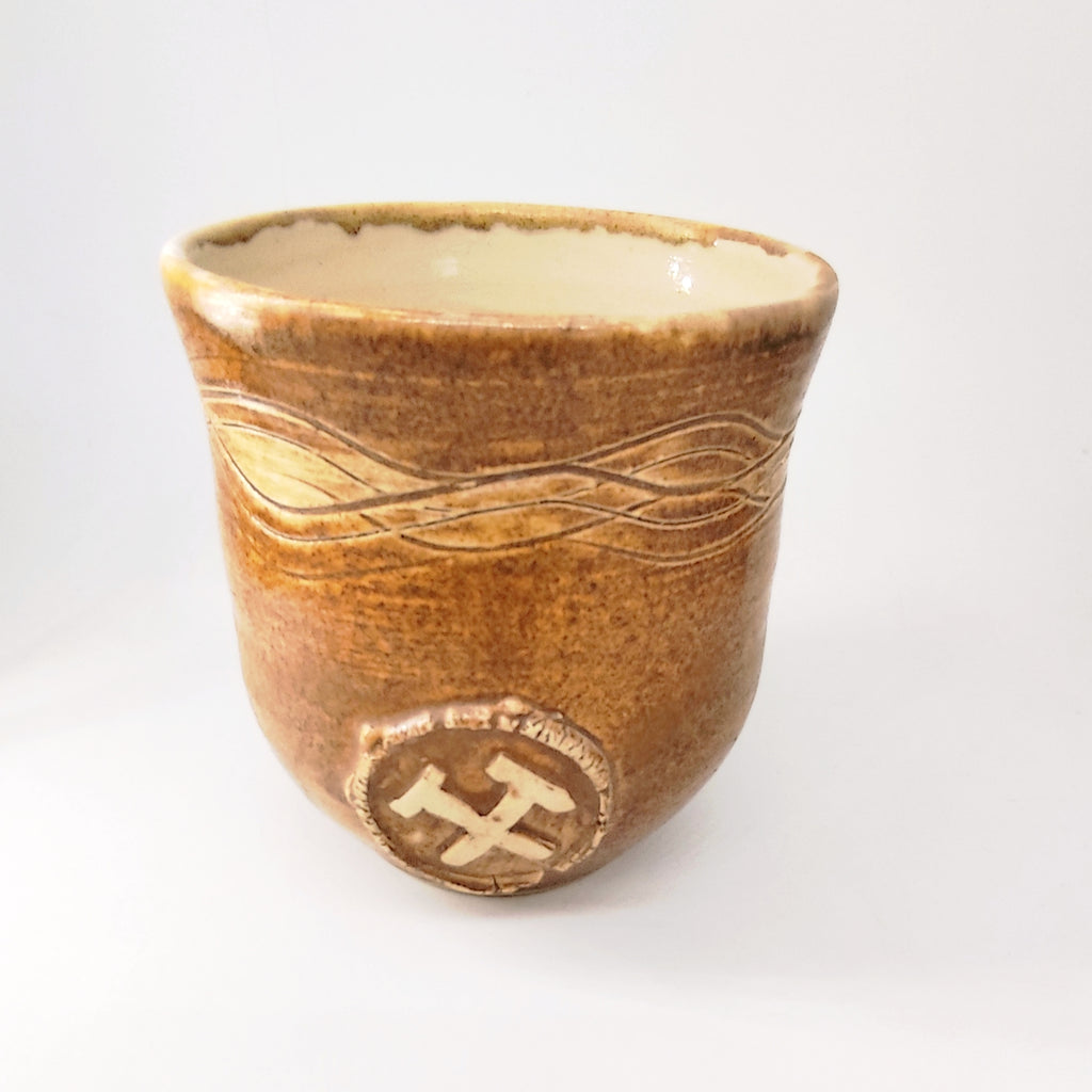 InspiraTon Erz Steigerbecher – Handgefertigtes Steinzeug mit Bergbau-Relief