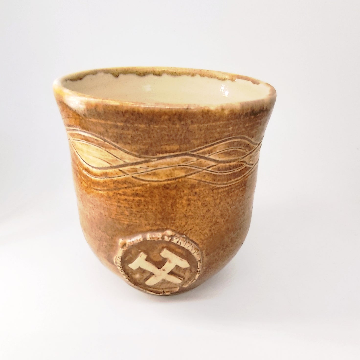InspiraTon Erz Steigerbecher – Handgefertigtes Steinzeug mit Bergbau-Relief