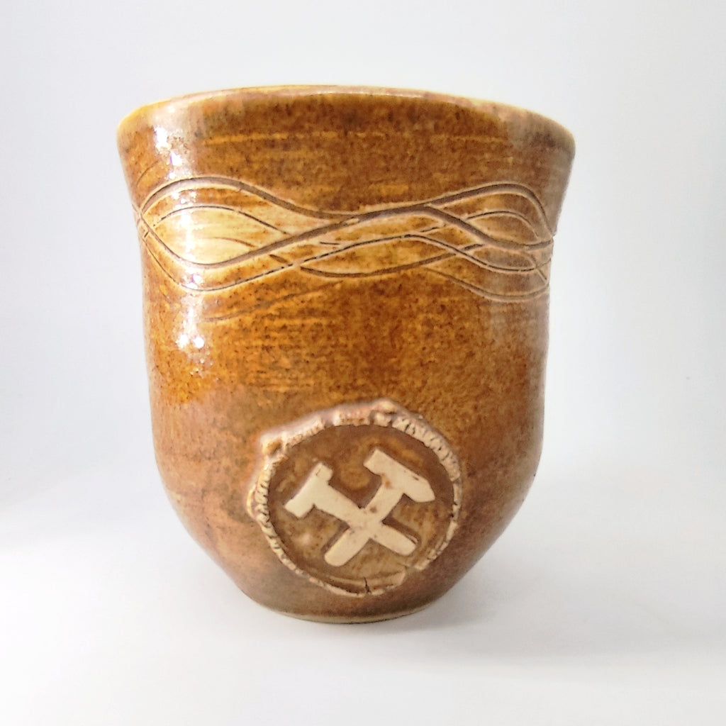 InspiraTon Erz Steigerbecher – handgemacht Steinzeug mit Bergbau-Relief