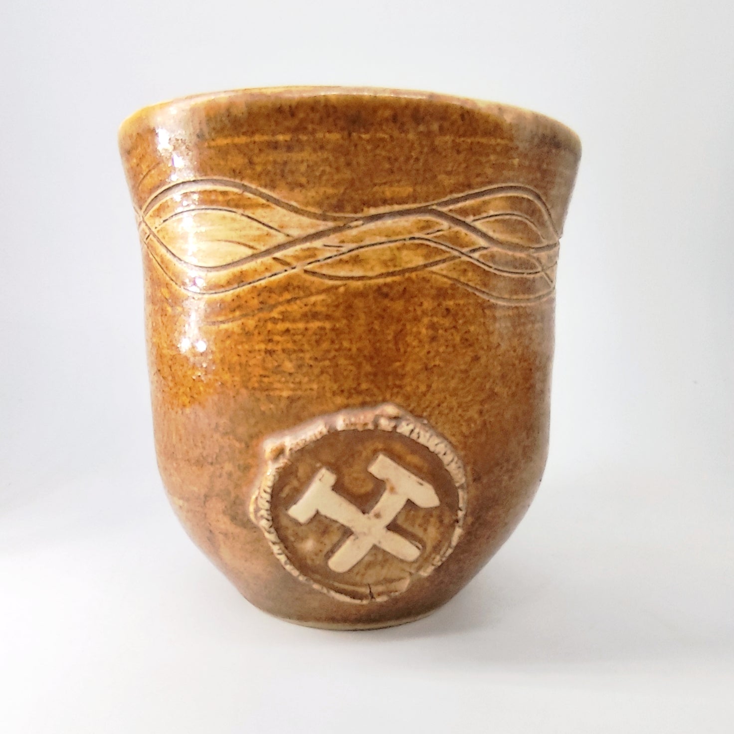 InspiraTon Erz Steigerbecher – Handgefertigtes Steinzeug mit Bergbau-Relief