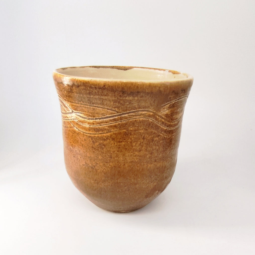 InspiraTon Erz Steigerbecher – Handgefertigtes Steinzeug mit Bergbau-Relief