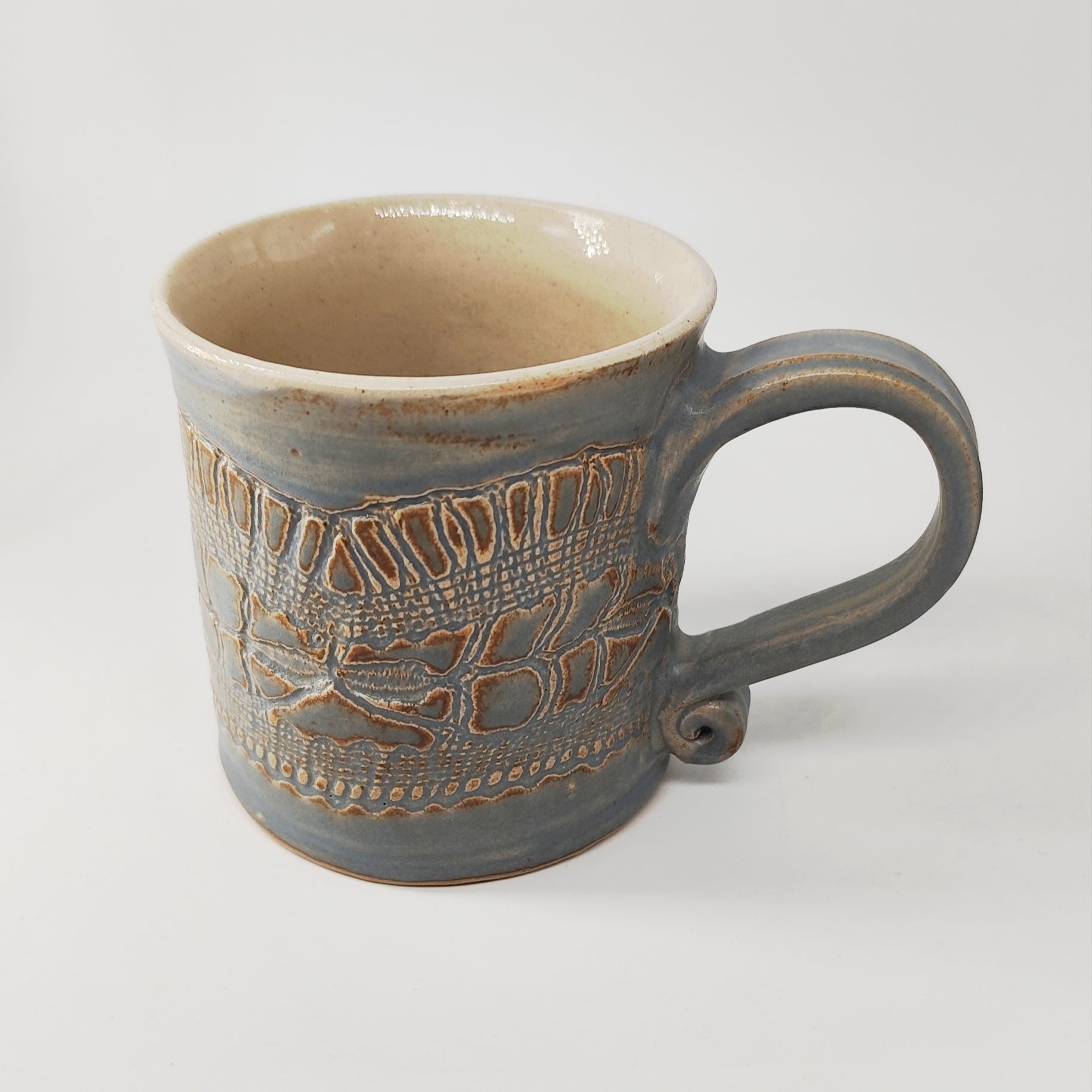 InspiraTON Tasse handgemacht mit Klöppelspitzen Dekor