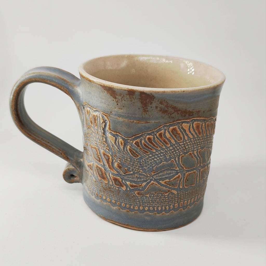 InspiraTON Tasse handgemacht mit Klöppelspitzen Dekor