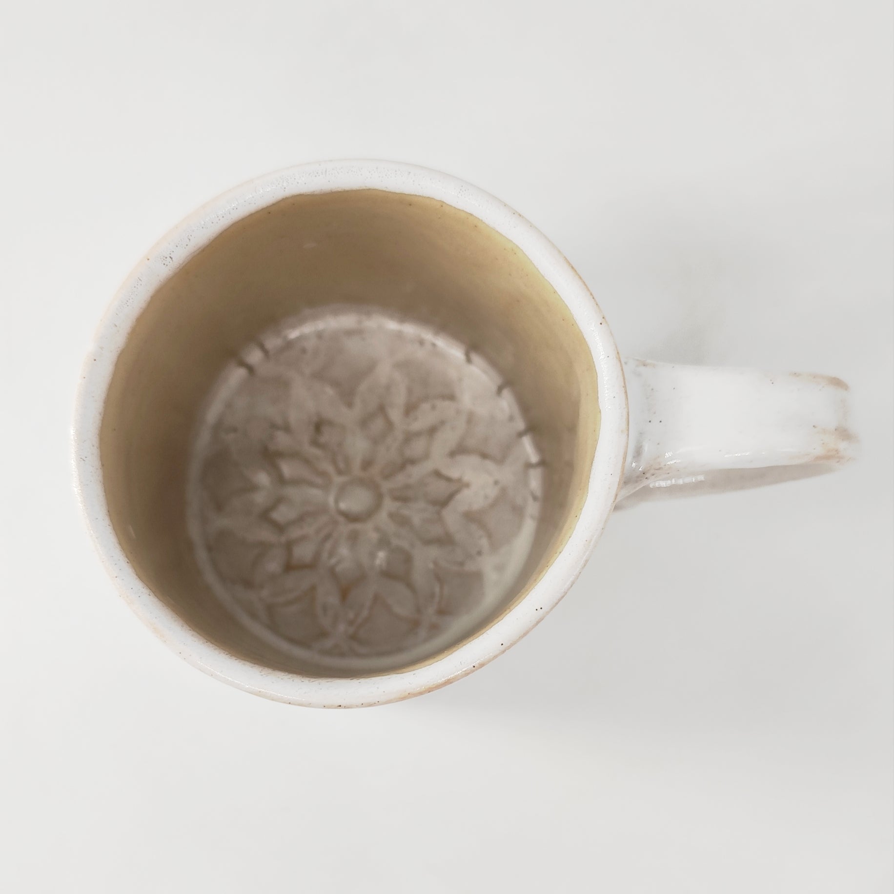 InspiraTON Tasse handgemacht mit Klöppelspitzen Dekor
