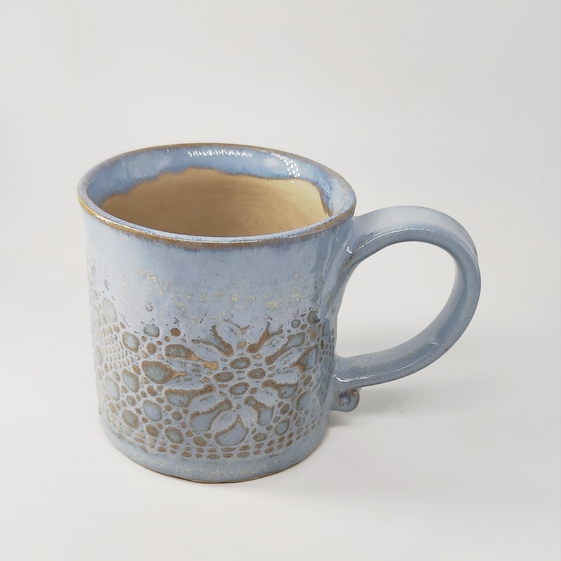 InspiraTON Tasse handgemacht mit Klöppelspitzen Dekor