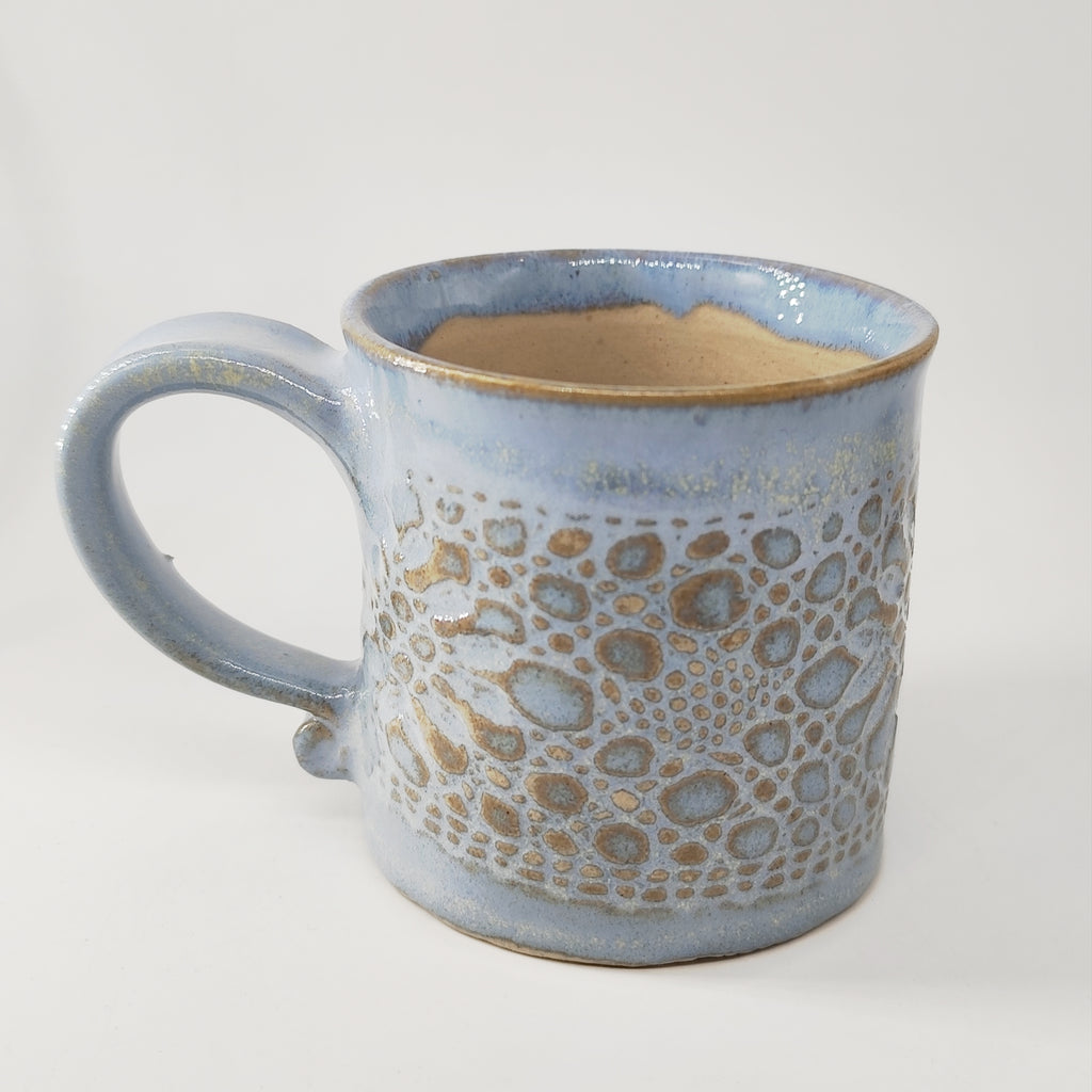 InspiraTON Tasse handgemacht mit Klöppelspitzen Dekor