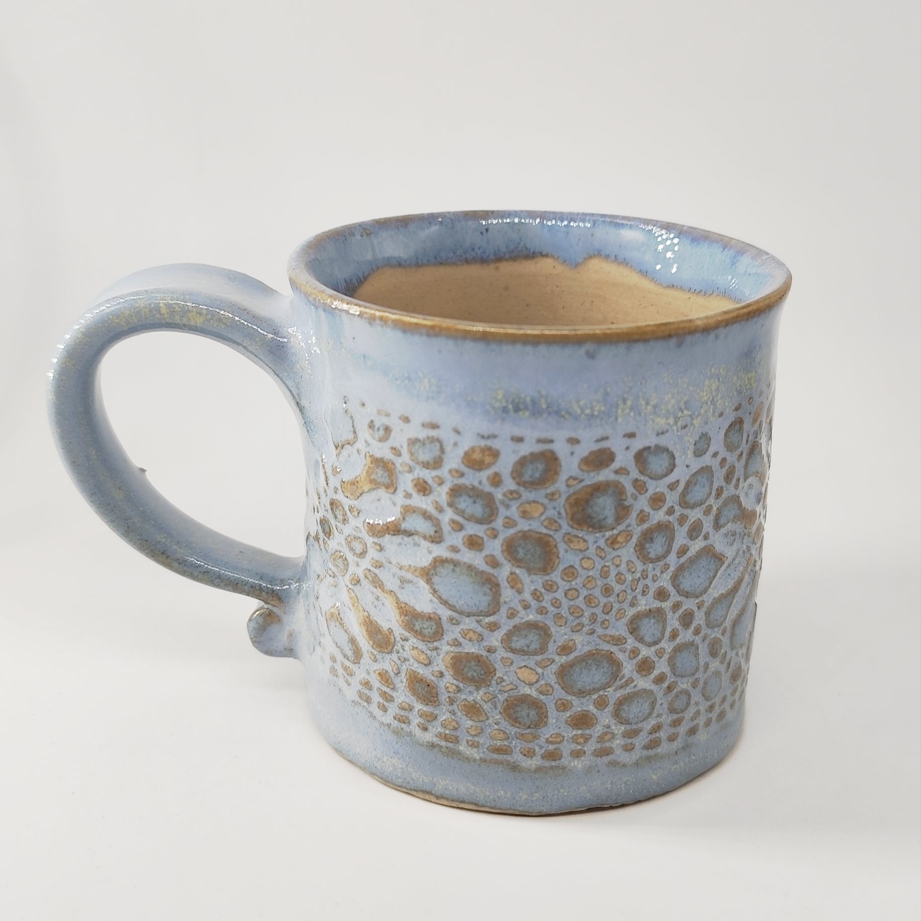 InspiraTON Tasse handgemacht mit Klöppelspitzen Dekor