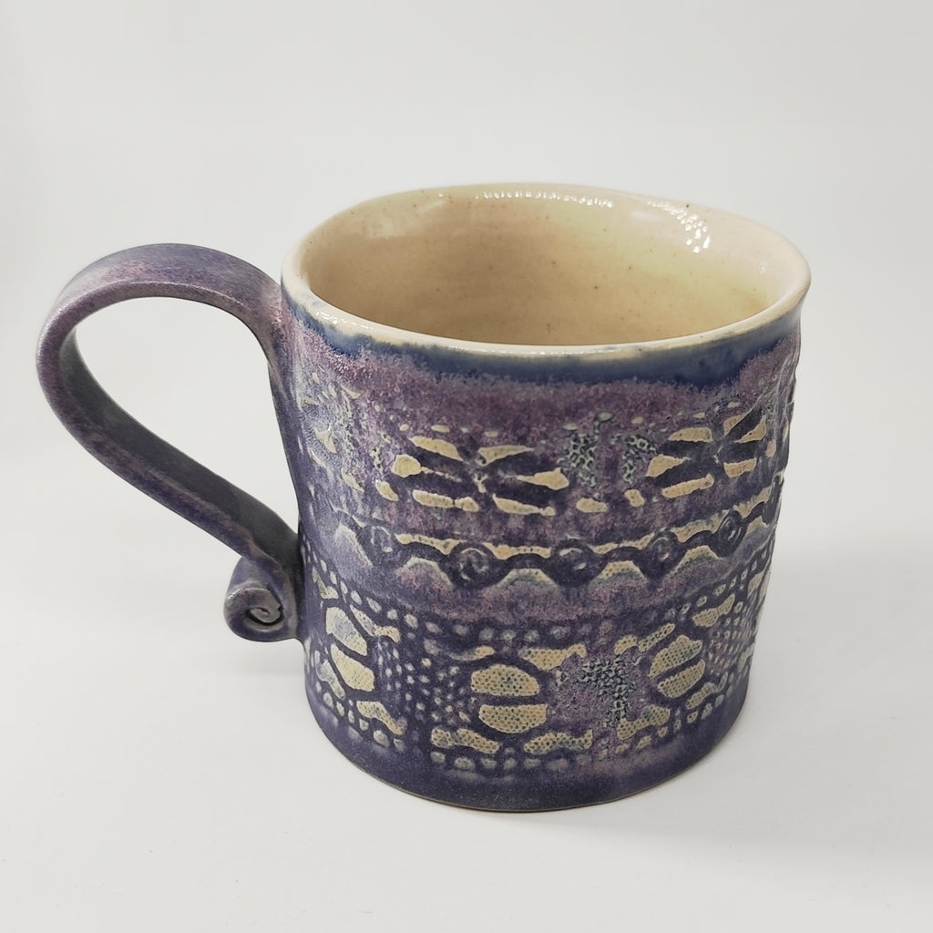 InspiraTON Tasse handgemacht mit Klöppelspitzen Dekor