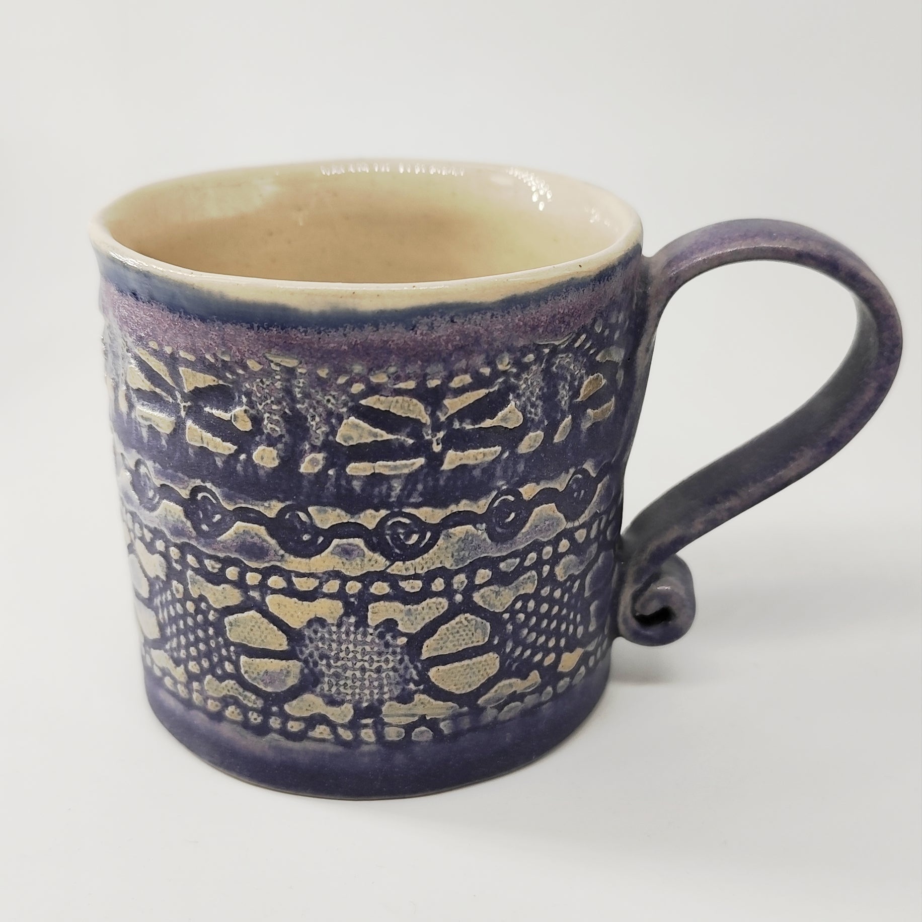 InspiraTON Tasse handgemacht mit Klöppelspitzen Dekor