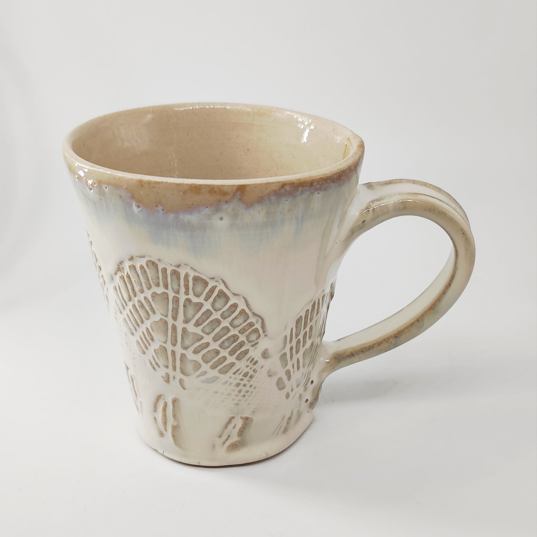 InspiraTon Tasse handgemacht mit Klöppelspitzen Dekor