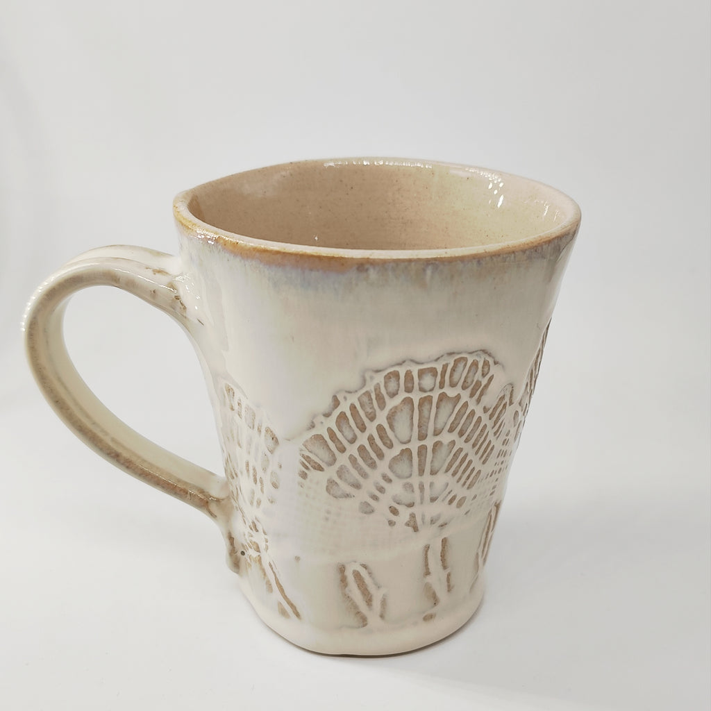 InspiraTon Tasse handgemacht mit Klöppelspitzen Dekor