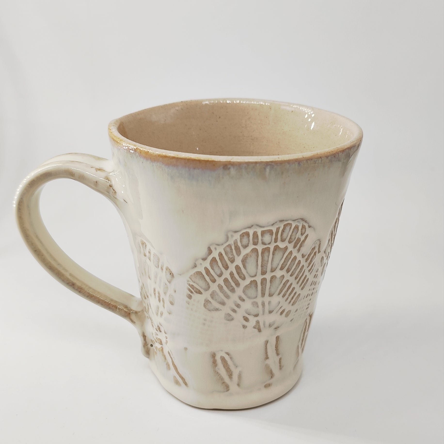 InspiraTon Tasse handgemacht mit Klöppelspitzen Dekor