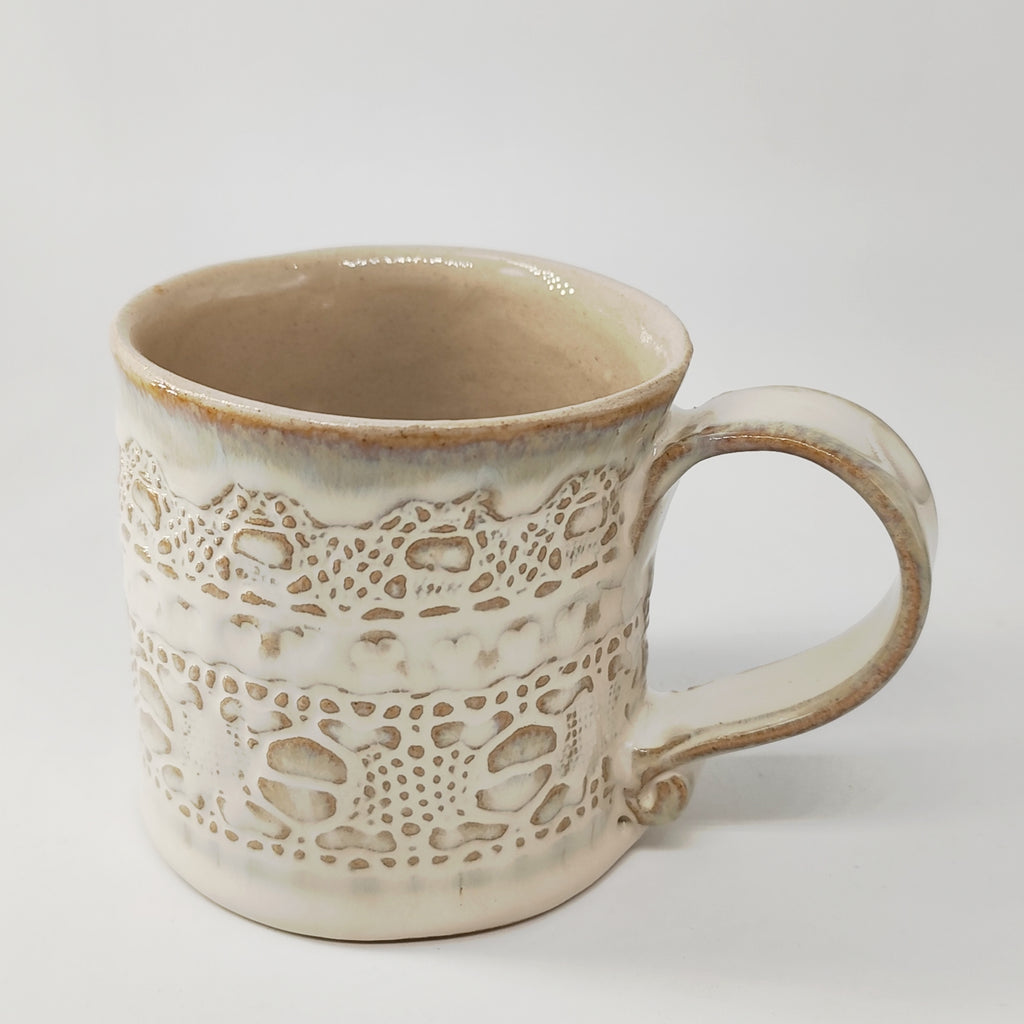 InspiraTON Tasse handgemacht mit Klöppelspitzen Dekor
