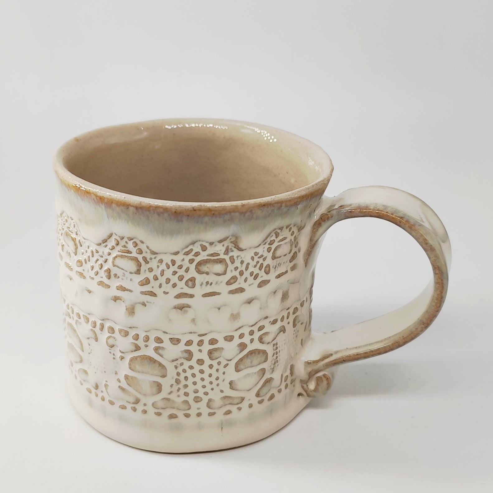 InspiraTON Tasse handgemacht mit Klöppelspitzen Dekor