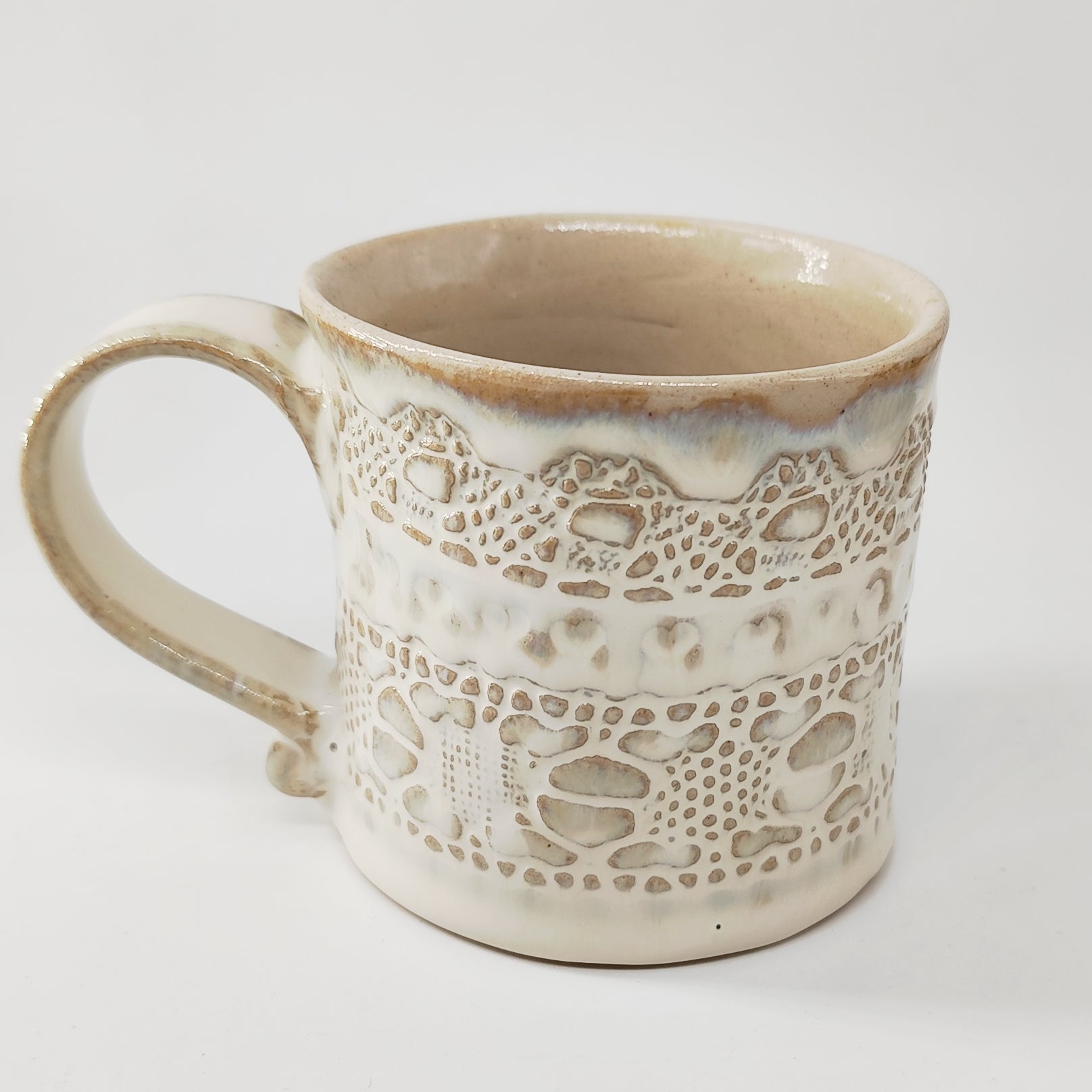 InspiraTON Tasse handgemacht mit Klöppelspitzen Dekor