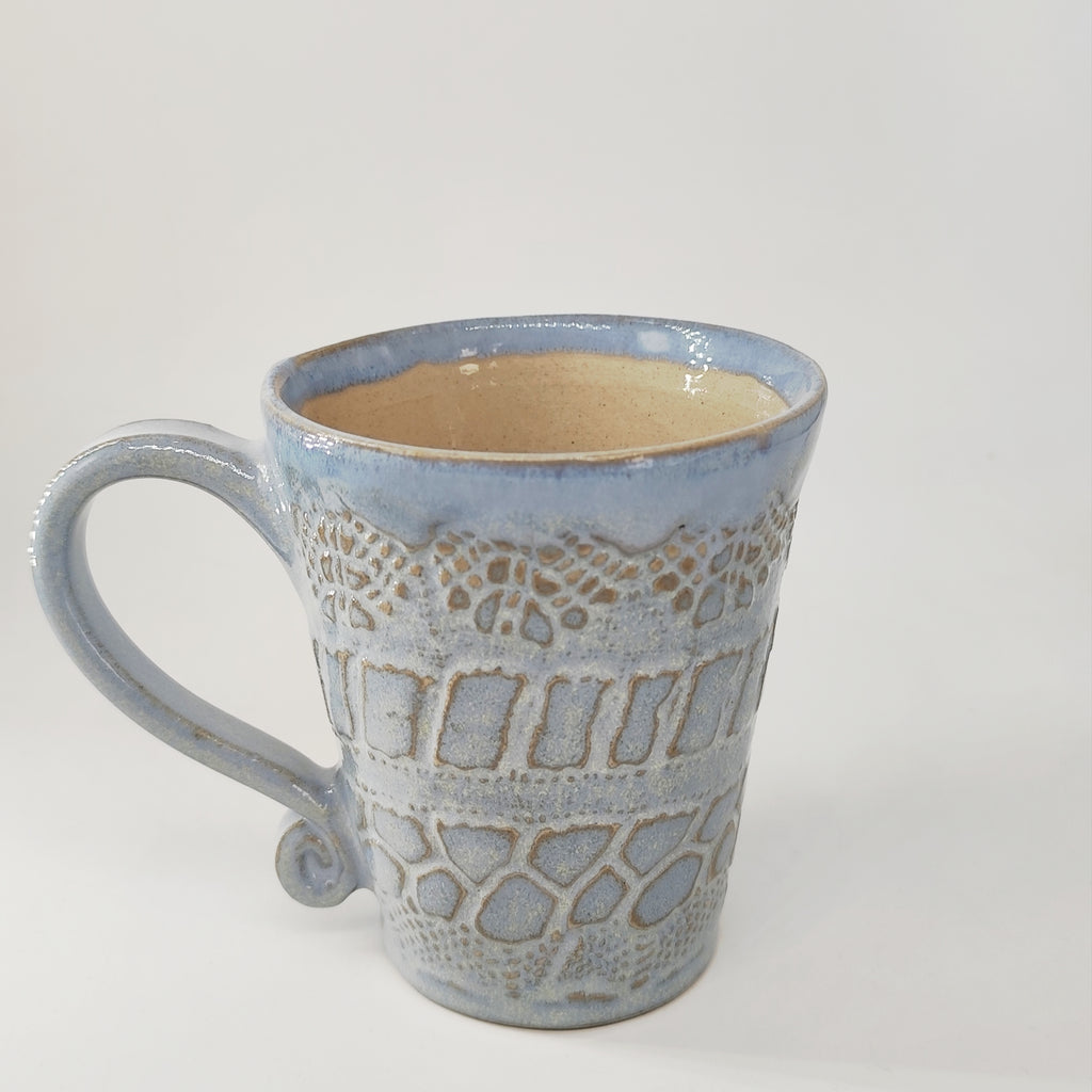 InspiraTon Tasse handgemacht mit Klöppelspitzen Dekor