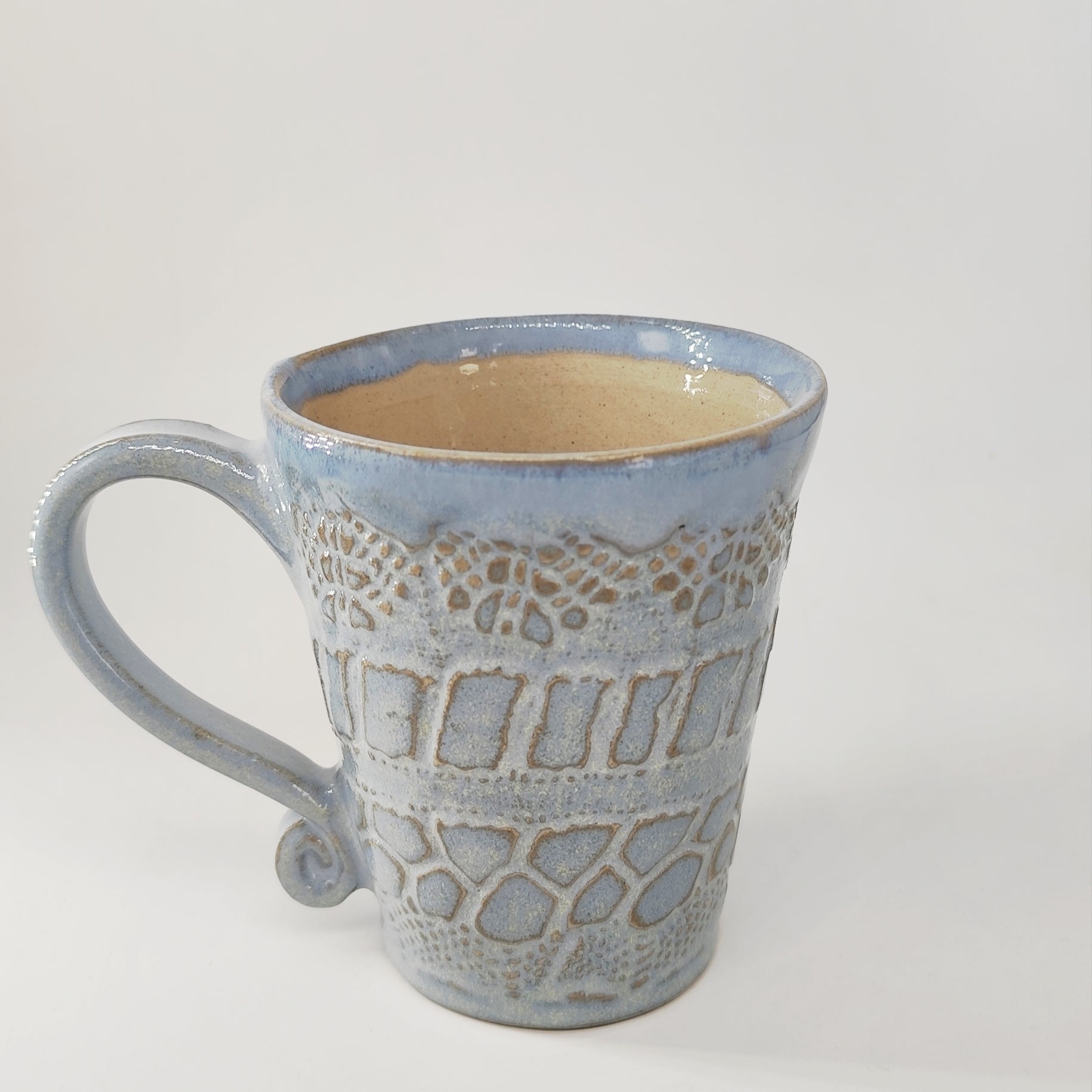 InspiraTon Tasse handgemacht mit Klöppelspitzen Dekor