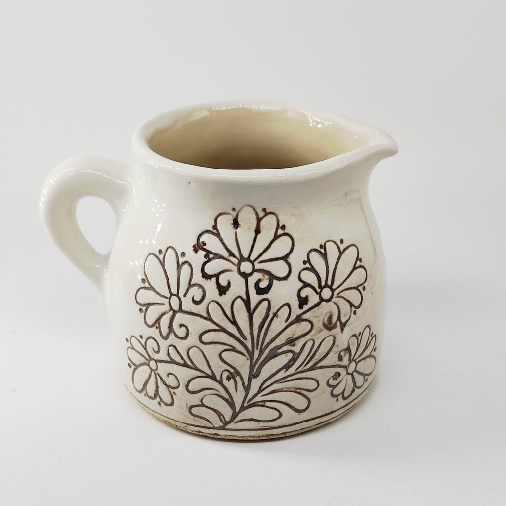 TradiTON Milchkanne weiß mit handgravierten Palmetten/Blumenmuster