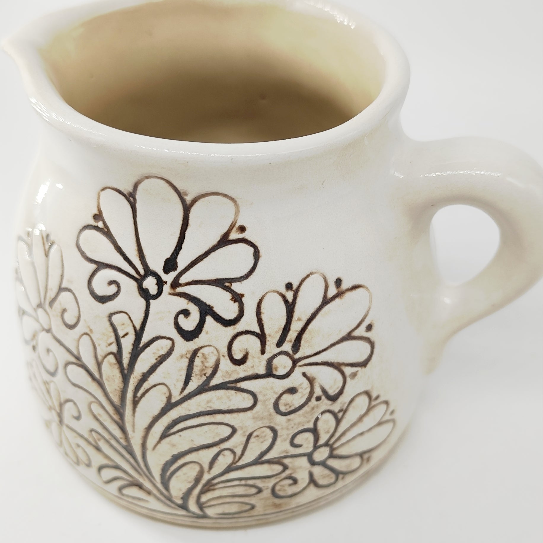 TradiTON Milchkanne weiß mit handgravierten Palmetten/Blumenmuster