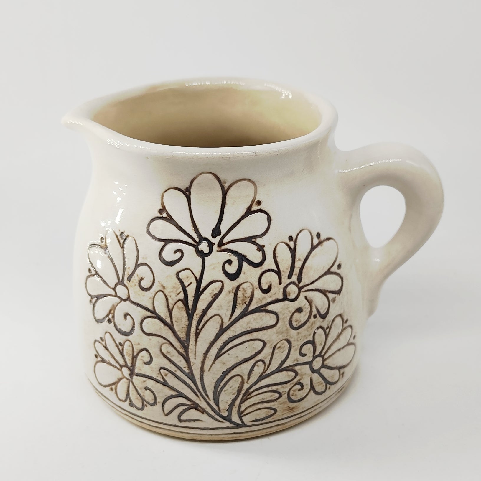 TradiTON Milchkanne weiß mit handgravierten Palmetten/Blumenmuster