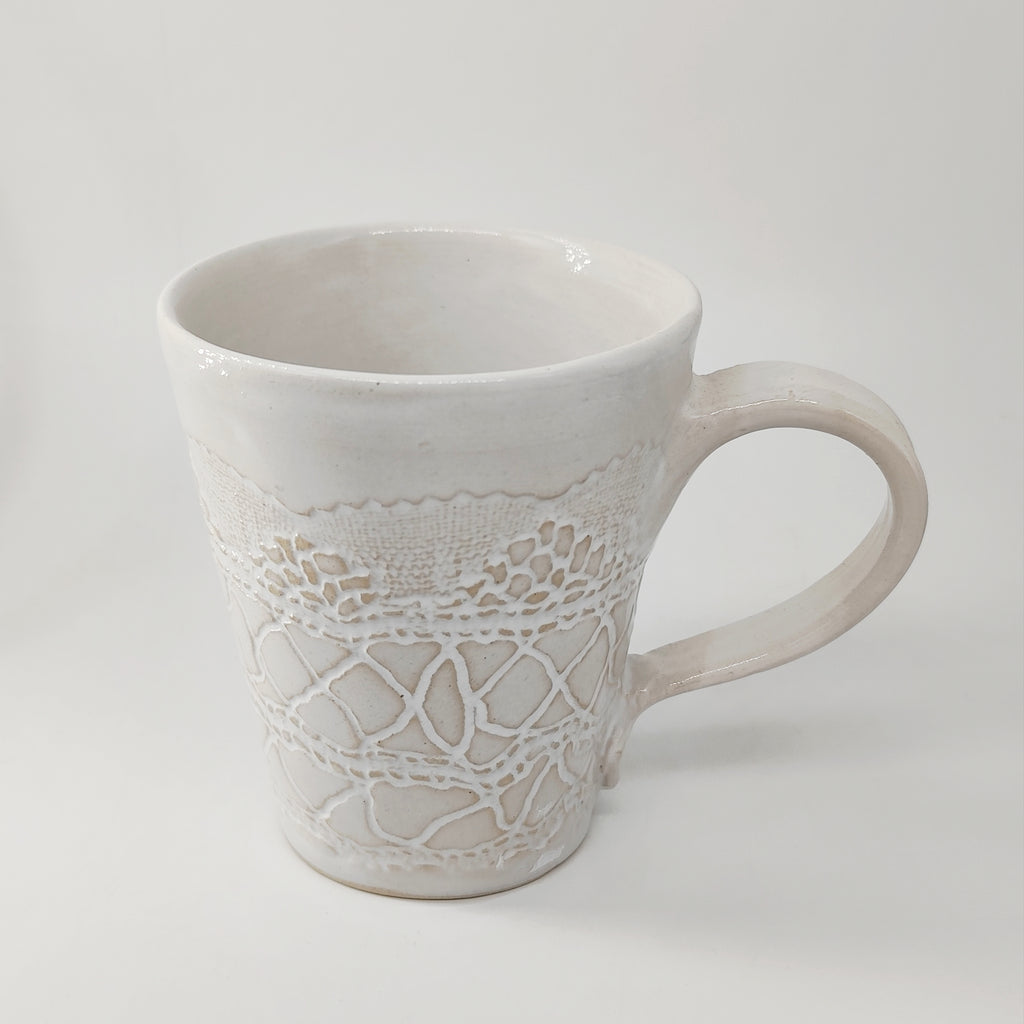 InspiraTon Tasse handgemacht mit Klöppelspitzen Dekor