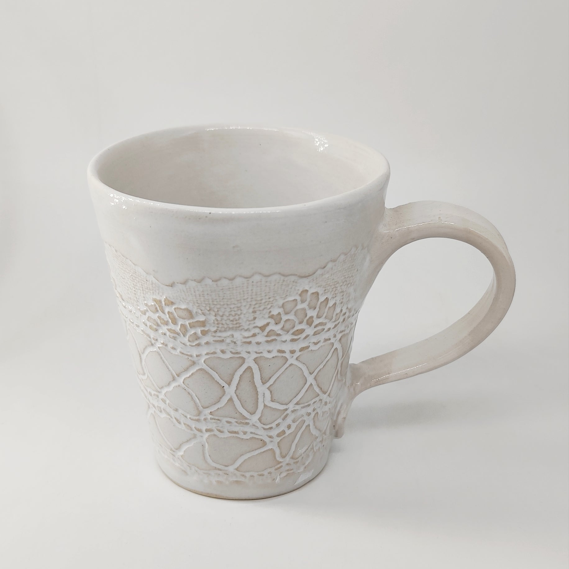 InspiraTon Tasse handgemacht mit Klöppelspitzen Dekor