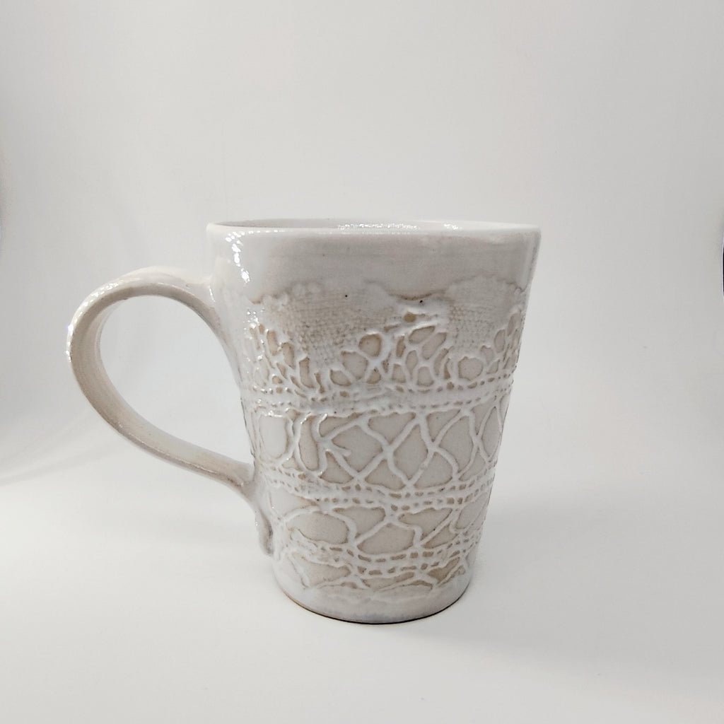 InspiraTon Tasse handgemacht mit Klöppelspitzen Dekor
