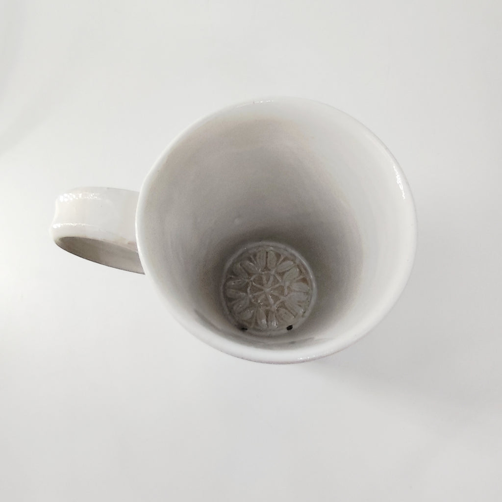 InspiraTon Tasse handgemacht mit Klöppelspitzen Dekor